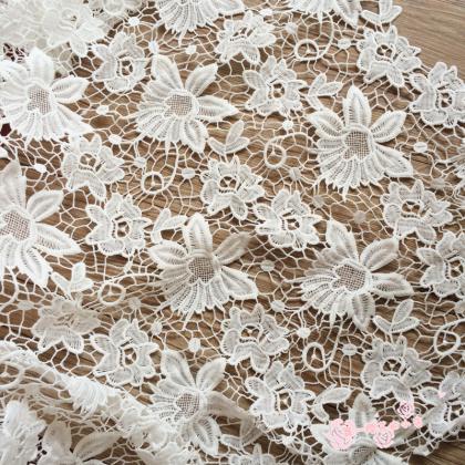Flower Pattern Guipure Lace White Cord Lace Fabric..