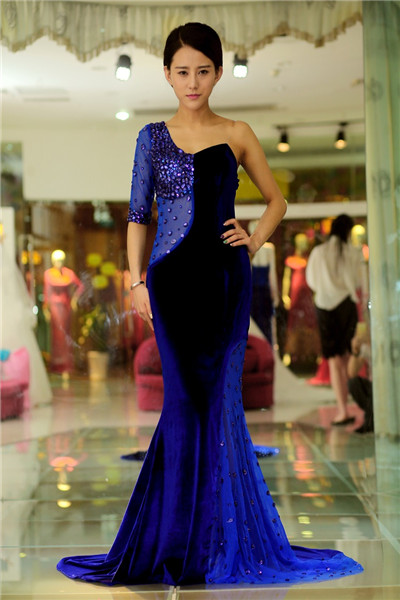 Beaded Stones Royal Blue Velvet Women Formal Gown With Single Sleeve Cutout Back Mermaid Long Sexy Velour Evening Prom Dress Custom Made